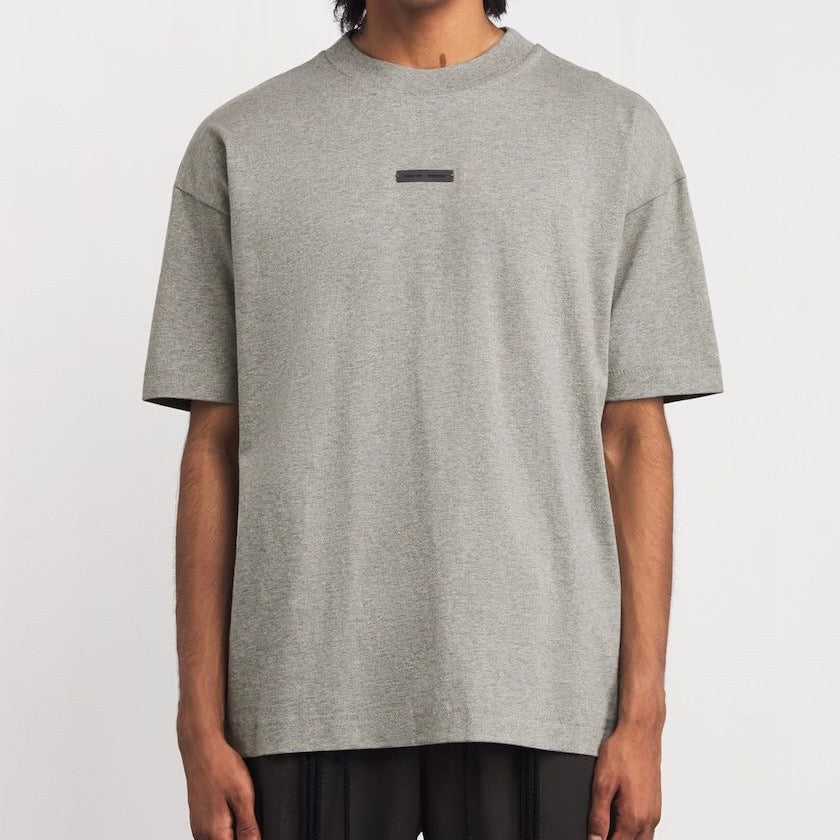 Playera ESSENTIALS Ss25 CONCRETE HE